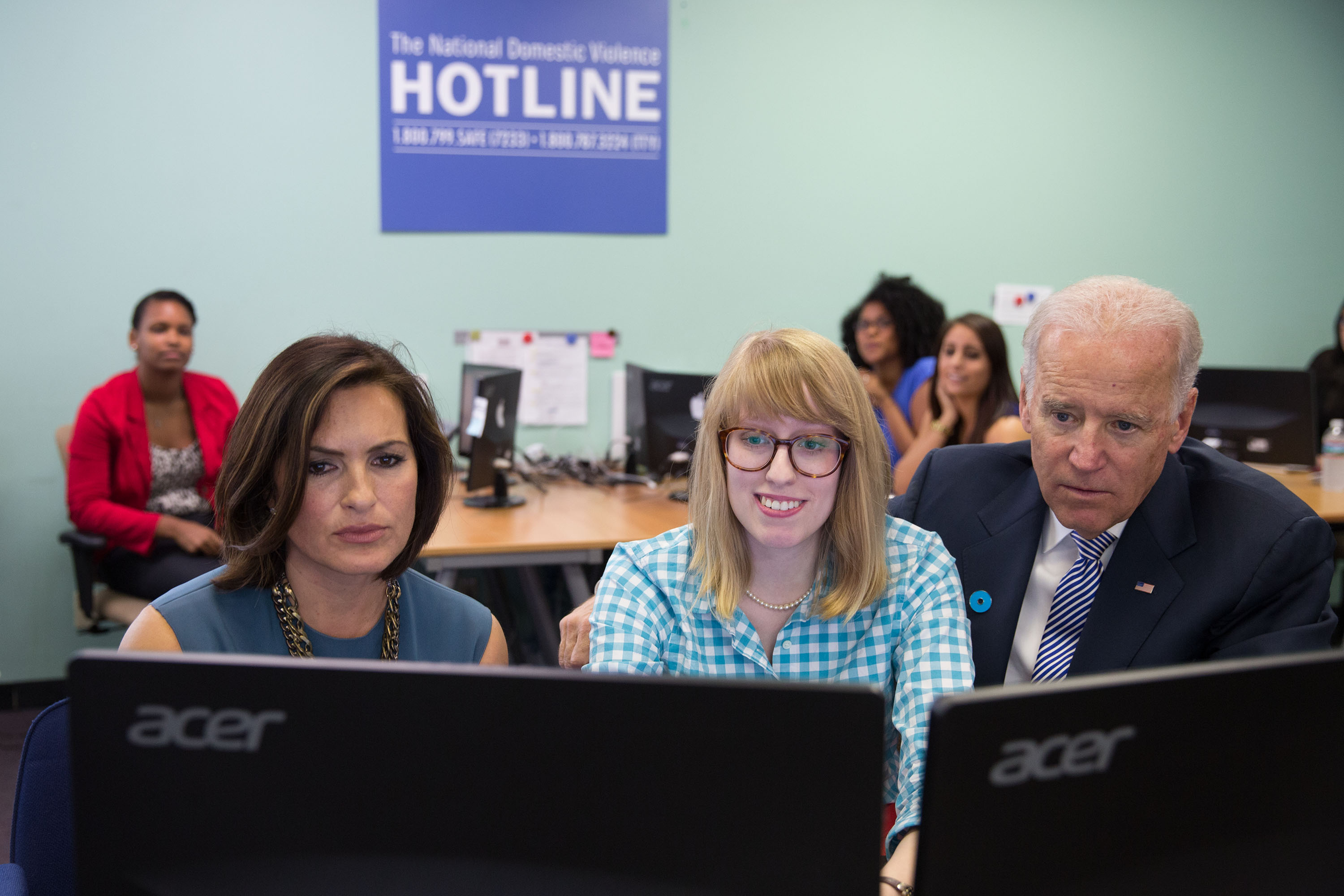 A Hotline advocate shows Vice President Biden and Mariska how the new chat service works.