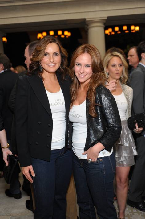 Mariska Hargitay and Jennifer Love Hewitt wear AZIAM's "I am Pure Joy" Tank